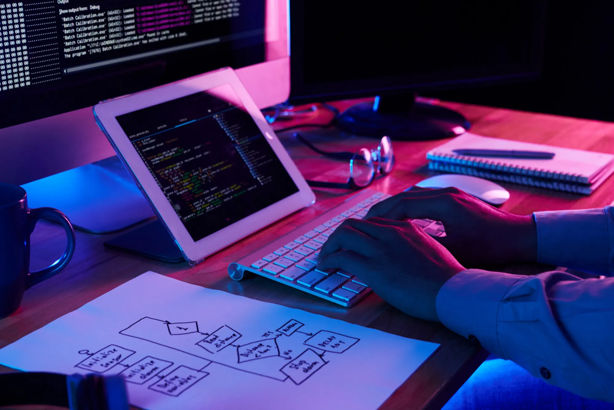 Close up image of programer working at his desk in office Pressfoto from Frepik