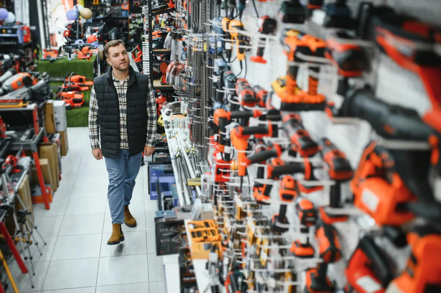 ToolStore-PhotoBy-Hryshchyshen-On_Freepik